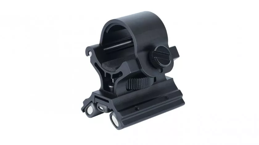 Metal magnetic mounting for flashlights